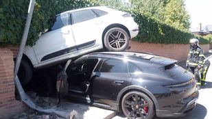 Una mujer estrella su coche contra otro y lo empotra contra una vivienda en Alcalá