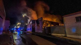 Controlado un incendio en una nave de palets en Fuenlabrada