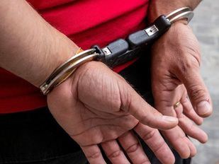 Detenido por golpear y amenazar a su novia con un cuchillo en Puente de Vallecas