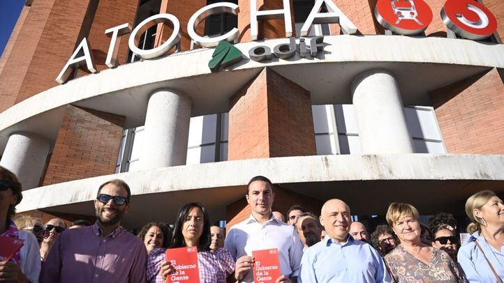 Juan Lobato visita la estación de Cercanías de Atocha para informar de las medidas estatales y sus propuestas regionales para fomentar el uso del transporte público