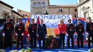 Madrid recuerda con 130 rosas a los bomberos muertos hace 35 años en el incendio de Almacenes Arias