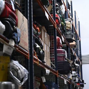 Más de 4.000 artículos se suman en agosto a las estanterías de la Oficina de Objetos Perdidos