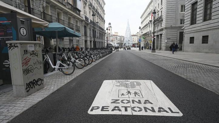 Servicio de BiciMAD en una zona peatonal
