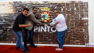 Pinto bate el récord mundial del mosaico de chocolate más grande