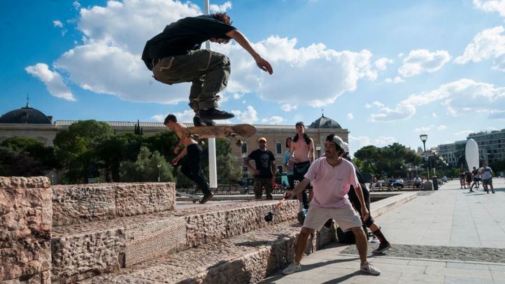 Jóvenes practicando skateboarding.