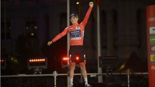 Evenepoel se corona en Cibeles como ganador de la Vuelta a España