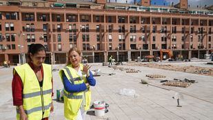 La delegada de Obras y Equipamientos, Paloma García Romero, acompañada de la concejala de Tetuán, Blanca Pinedo, visitan las obras de la plaza de la Remonta.