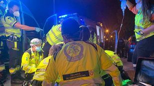 Sanitarios atienden a un herido por arma de fuego en Carabanchel