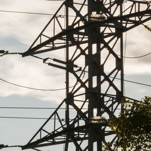 El precio de la luz cae este sábado más de un 35%