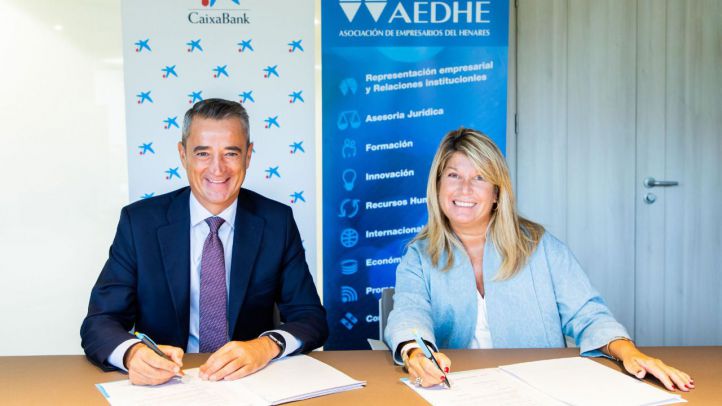 Juan Luis Vidal, director territorial de CaixaBank en Madrid Sur y Laly Escudero Ossorio, presidenta de la Asociación de Empresarios del Henares