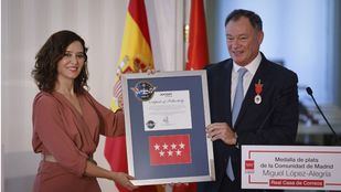 El astronauta Miguel López-Alegría ya luce su Medalla de Plata de la Comunidad de Madrid