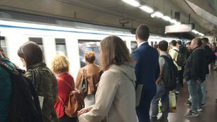 Pasajeros del Metro rescatan a un hombre que cayó a las vías en Manuel Becerra