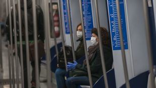 Solo los técnicos de Madrid y Murcia defienden retirar la mascarilla en el transporte