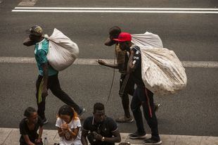 Detenido un 'mantero' por arrastrar a una policía que intervino su mercancía