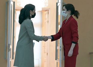 Ayuso se enfrenta a Vox por la comisión de residencias