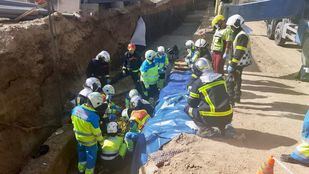 Herido grave un obrero al desprenderse un talud en una zanja en Humanes