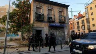 El Ayuntamiento derriba el edificio desalojado de okupas ayer en Tetuán