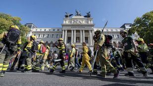 Bomberos forestales recorren la capital en defensa de sus derechos