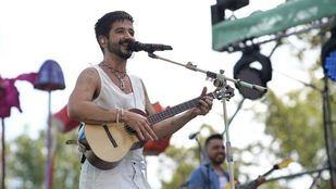 Camilo saca a bailar a los madrileños en la Puerta de Alcalá
