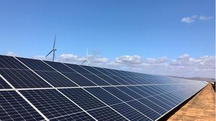 Iberdrola pone en marcha en Australia su primera planta híbrida eólica y solar en el mundo