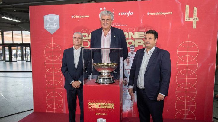 La copa se encuentra expuesta en el vestíbulo de la estación Atocha Cercanías