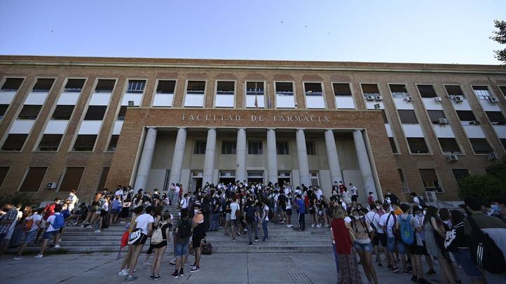 Estudiantes universitarios en la entrada a la facultad de Farmacia de la Universidad Complutense.