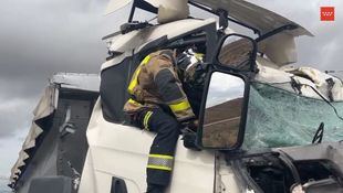 Herido grave un camionero al chocar contra una grúa en la M-50 en Paracuellos