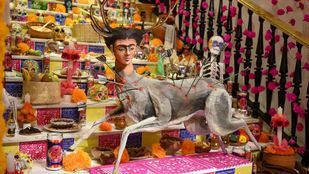 Casa de México honra a los muertos con un mega altar dedicado a Frida Kahlo