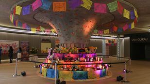 Flores y catrinas en el Fernán Gómez por el Día de Muertos