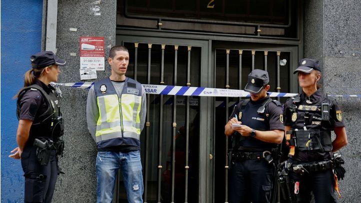 Varios agentes de Policía toman nota durante los trabajos de inspección de la Policía Nacional y Científica, en el domicilio donde Juana Canal residía con su pareja, en el distrito de Ciudad Lineal, a 29 de septiembre de 2022