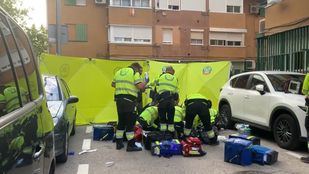 Sanitarios atienden al herido en San Blas