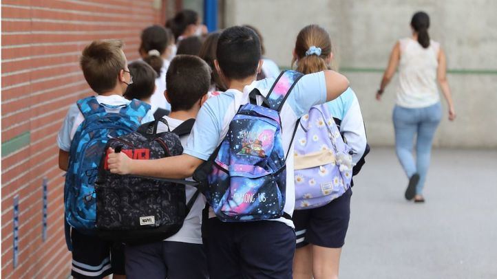 Alumnos de Primaria a la entrada de un colegio