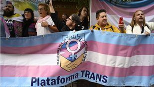 Plataforma Trans se concentra en Ferraz contra el retraso en la tramitación de la ley