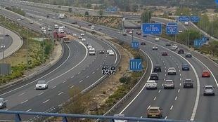 Vuelca el remolque de un camión con arena en la M-40 en Las Tablas