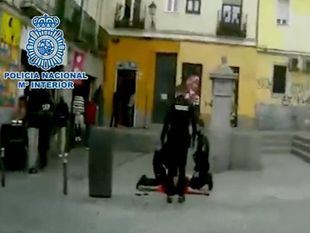 Agentes de la Policía salvan la vida a un hombre que sufrió un infarto en la plaza Nelson Mandela