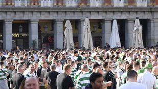 Los aficionados del Celtic llenan la Plaza Mayor antes del partido frente al Real Madrid