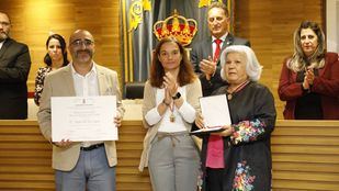 La alcaldesa de Getafe entrega a la familia de Ángel del Río la medalla de oro de la ciudad a título póstumo