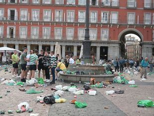 Cibeles carga a Delegación el botellón de 12 toneladas de basura de los hinchas del Celtic