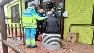 Vecino rescatado de un vierteaguas de la carretera