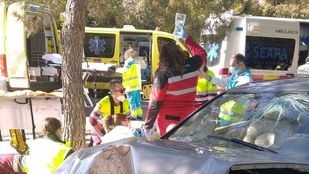 Graves una anciana y un joven tras colisionar contra un árbol en Pozuelo