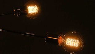 El precio de la luz cae este domingo un 20 por ciento, hasta los 112,75 euros