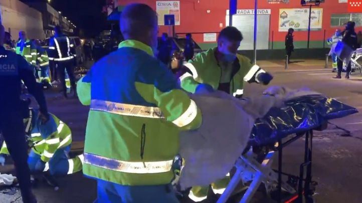 Los servicios de emergencias atienden a los heridos en el atropello múltiple en Torrejón de Ardoz.