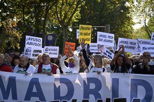 La izquierda se moviliza en los municipios para capitalizar el “caos sanitario”