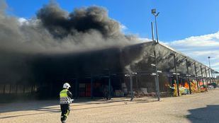 Extinguido sin heridos un incendio en una nave industrial de Navalcarnero