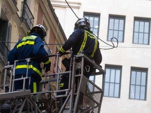 Desalojadas tres viviendas en Retiro tras un incendio en un local
