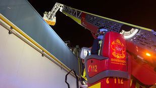 Ocho dotaciones de Bomberos controlan un incendio en el Matadero Madrid Norte