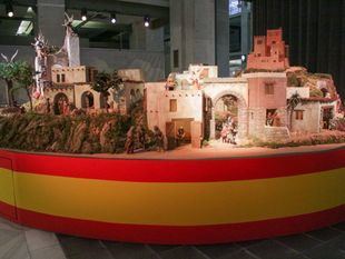 Circular y envuelto en la bandera de España: así es el Belén de Cibeles