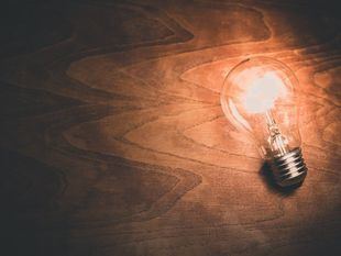 El precio de la luz baja más de un cinco por ciento este sábado