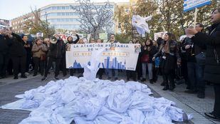 Los sanitarios 'entregan' sus batas a Lasquetty en el inicio de su segunda semana de huelga