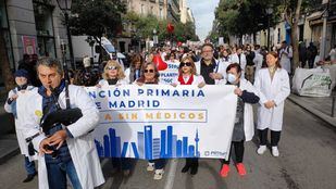 Una marcha de médicos y pediatras recorre Madrid en el décimo día de huelga en Atención Primaria